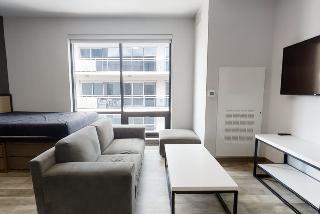 9844E549 06E0 4004 B5B8 6D8D7E350009 1 201 a